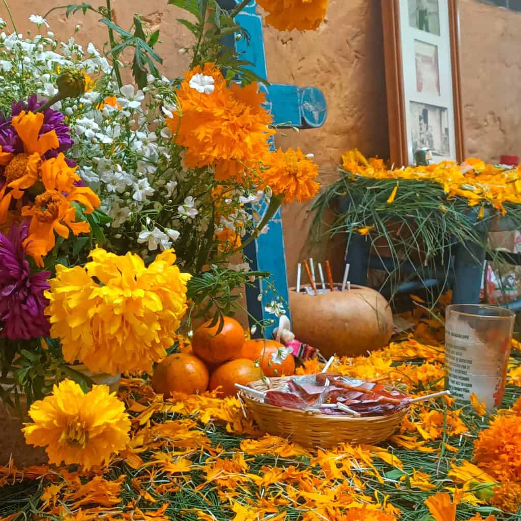 Ofrenda tradizionale con Cempasúchil per Día de los Muertos Oaxaca Messico