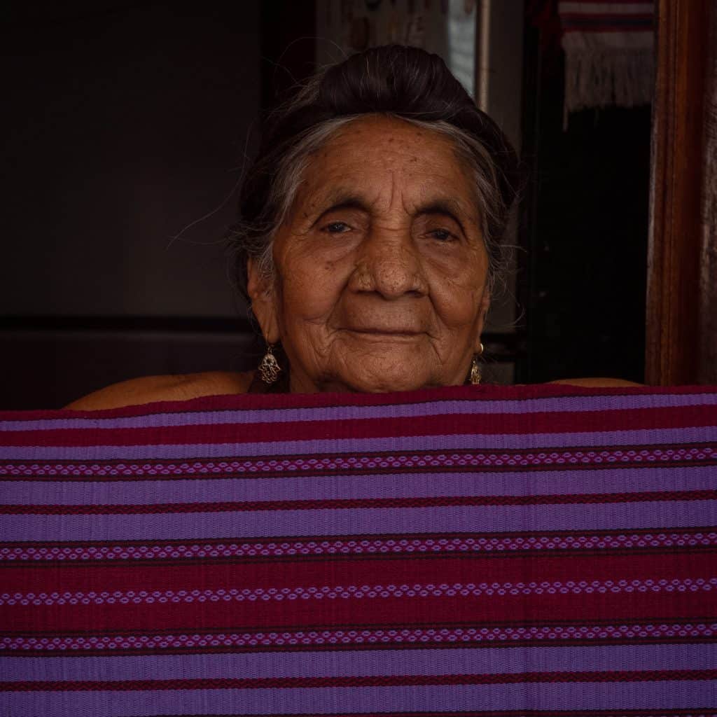 Vestito in Porpora Naturale, Socorro Lopez, tessitrice mixteca di Pinotepa de Don Luis (Oaxaca, Messico)