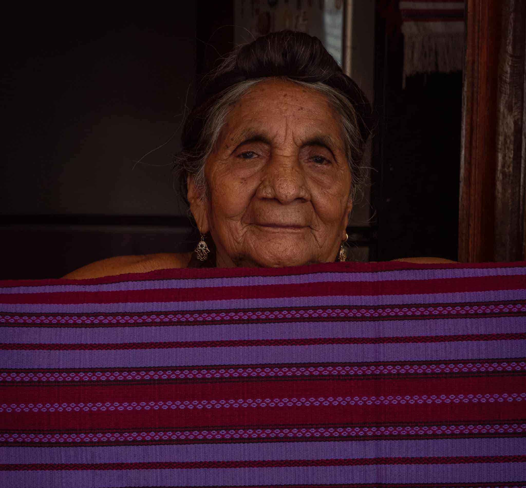 Vestito in Porpora Naturale, Socorro Lopez, tessitrice mixteca di Pinotepa de Don Luis (Oaxaca, Messico)
