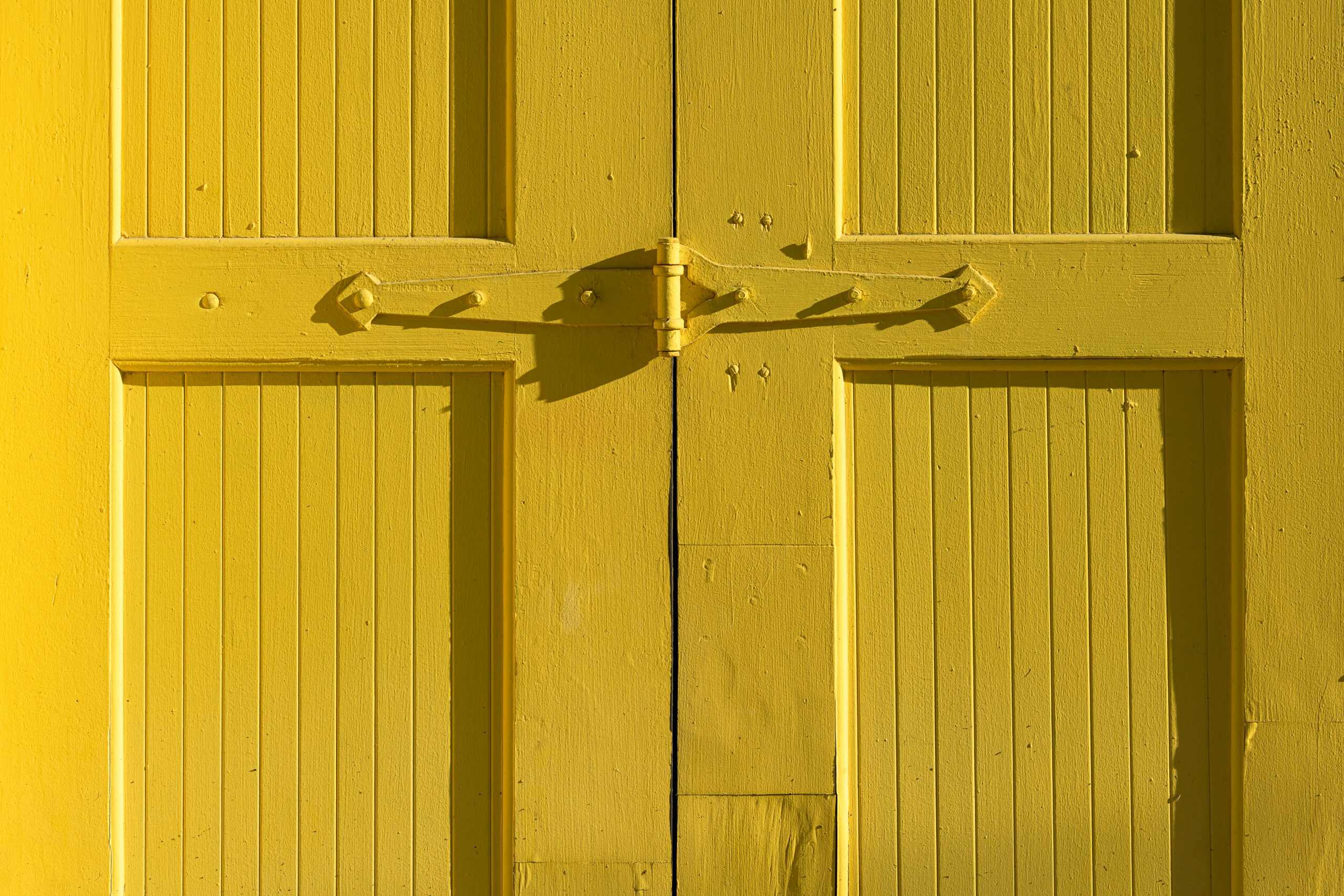 porta gialla traditori ed eretici