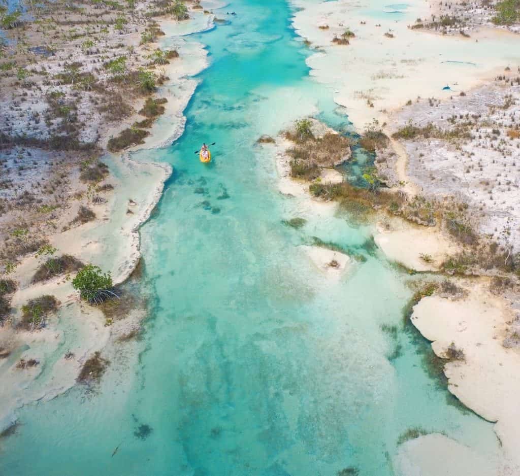 Laguna di Bacalar Messico dall'alto -veduta aerea delle acque turchesi di Los Rapidos