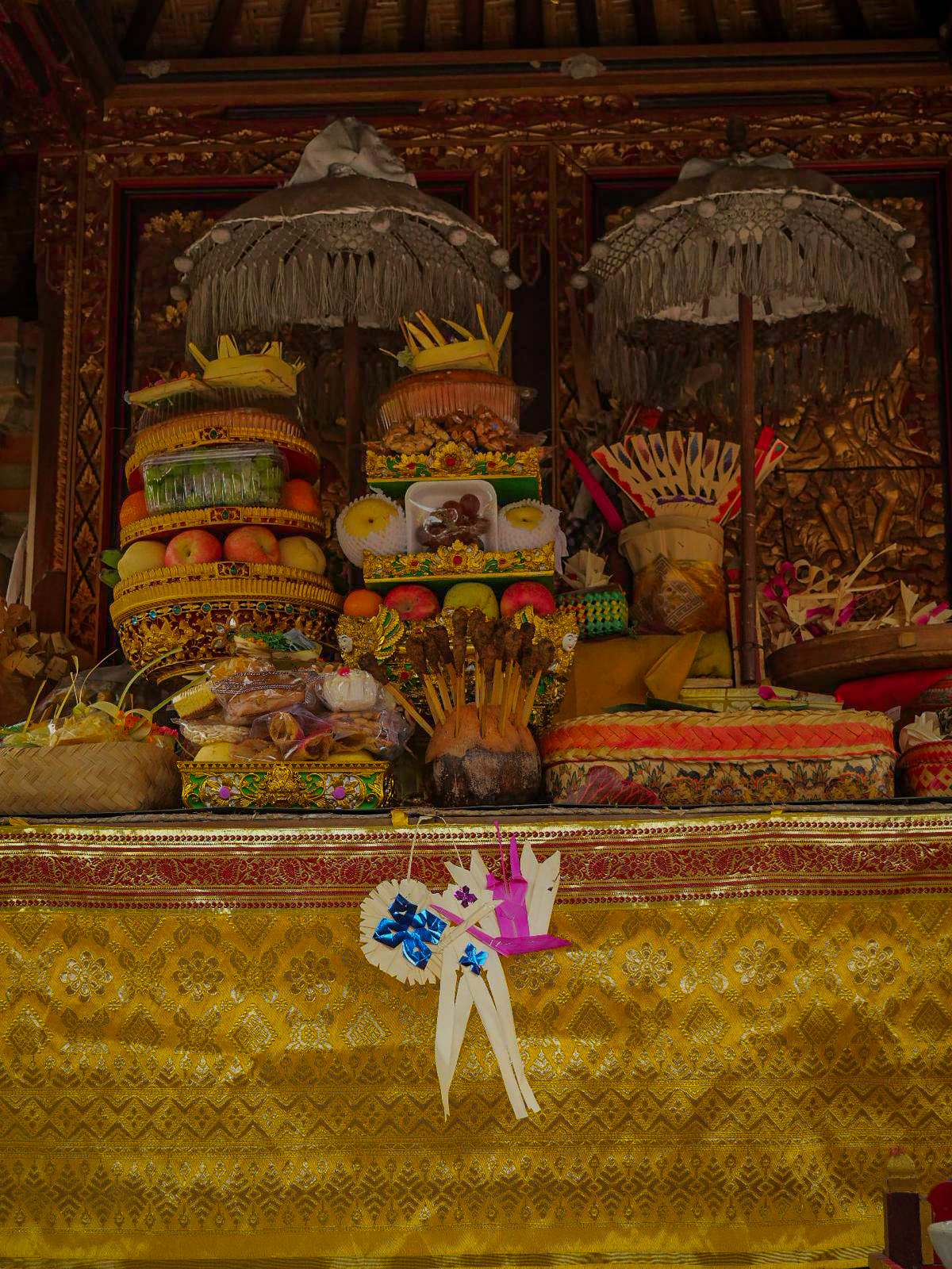 dettaglio di ceste con offerte di frutta e cibo all'interno di un tempio balinese