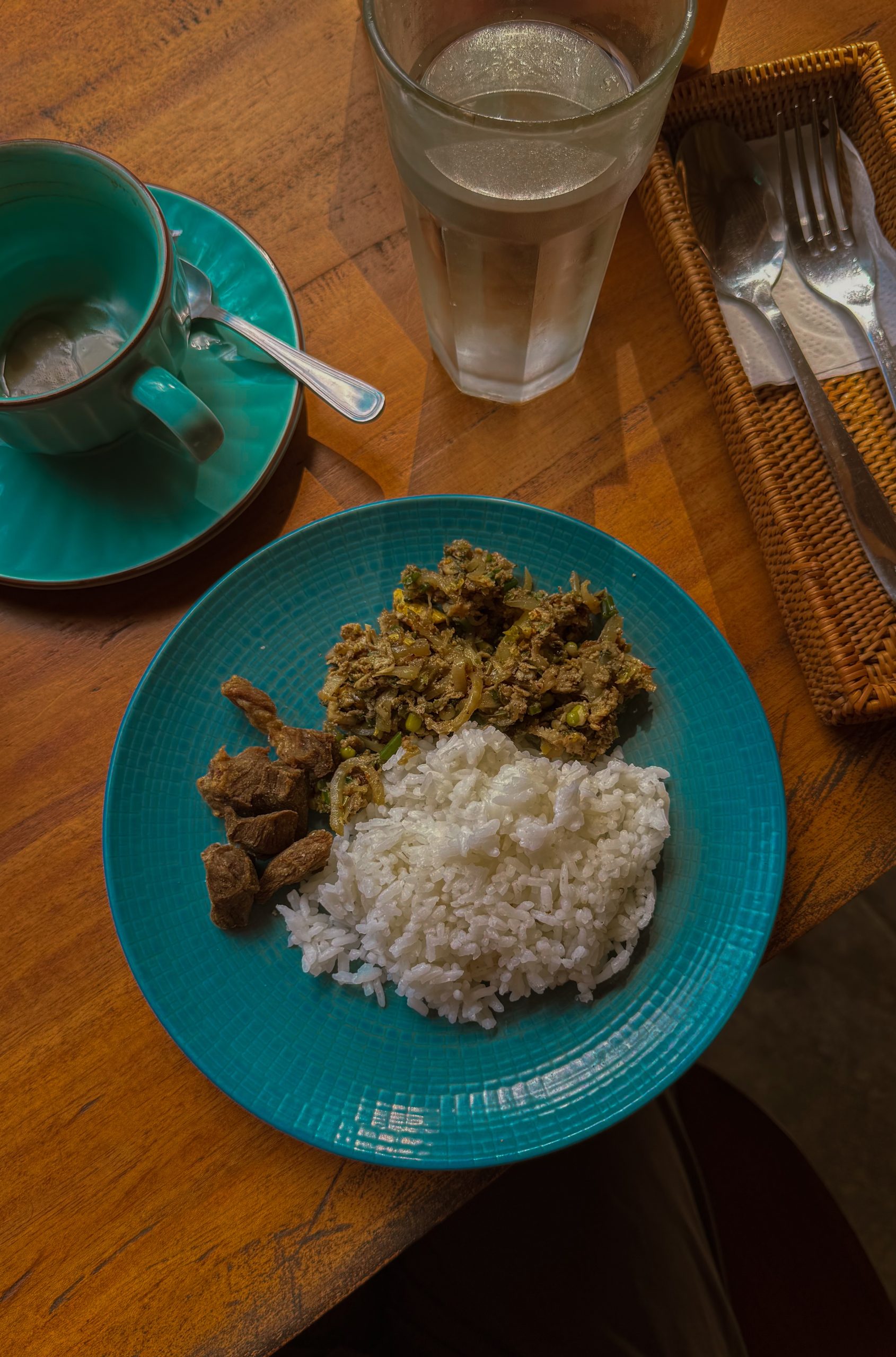un piatto con del cibo tipico balinese con riso bianco, lawar e carne
