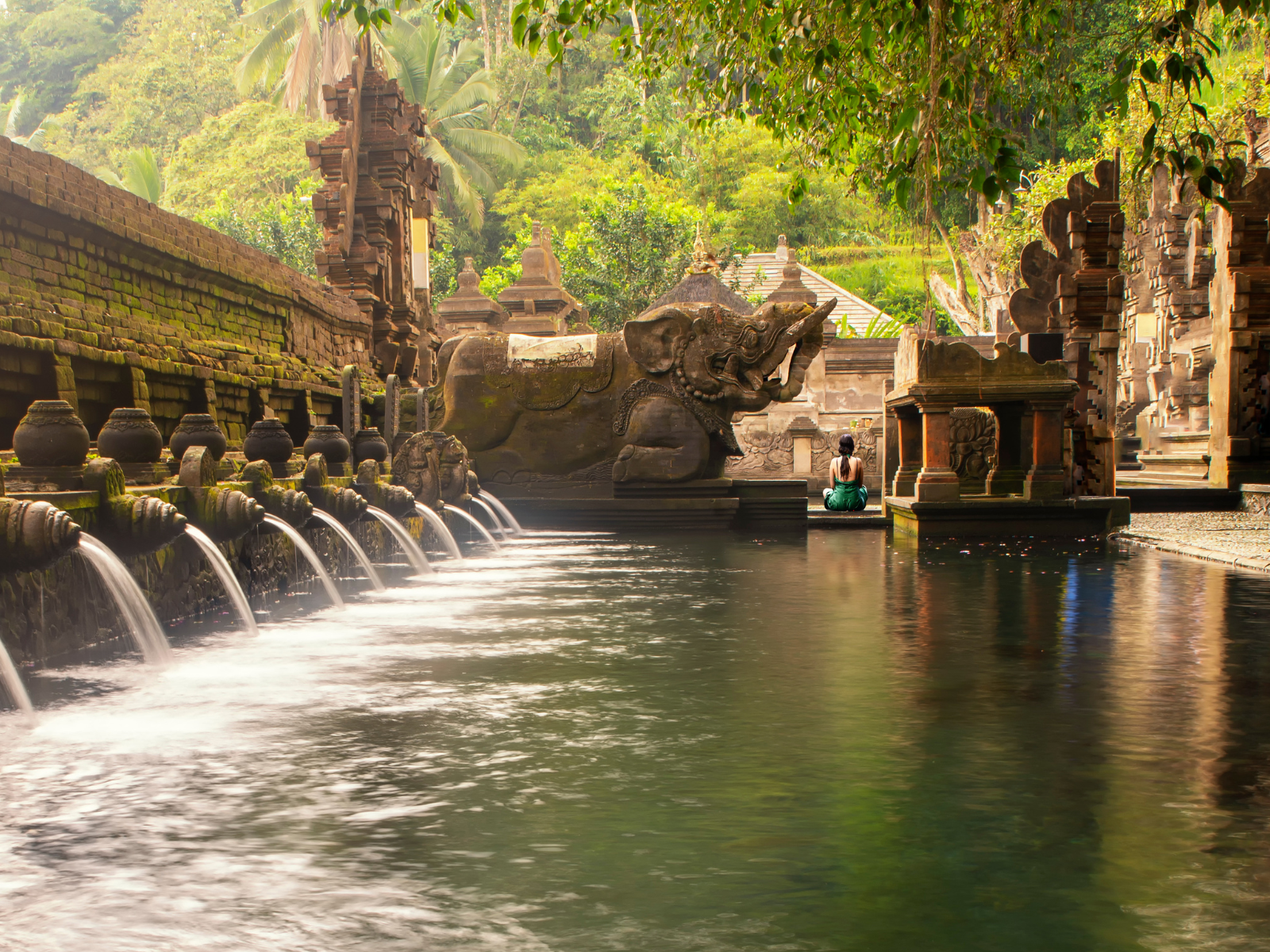il tempio con acqua sacra di Tirta Empul a Bali secondo la leggenda nato dalla lotta fra Mayadenawa e Lord Indra