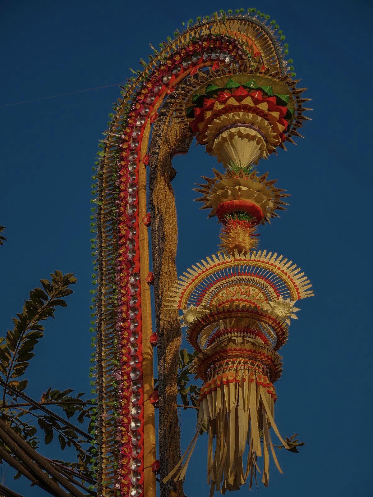 Dettaglio di un Penjor, il palo in bambù decorato durante il Galungan e Kuningan a Bali