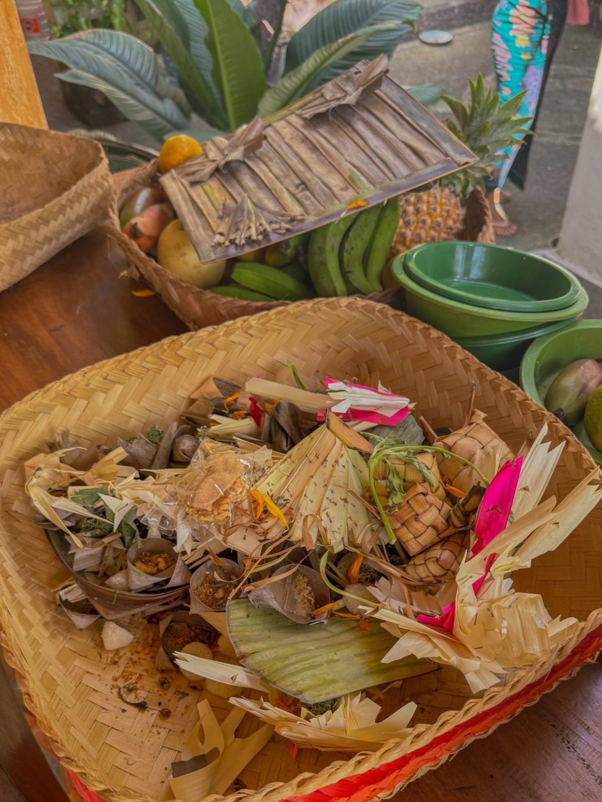 cesta con vecchie offerte durante il manis galungan a bali