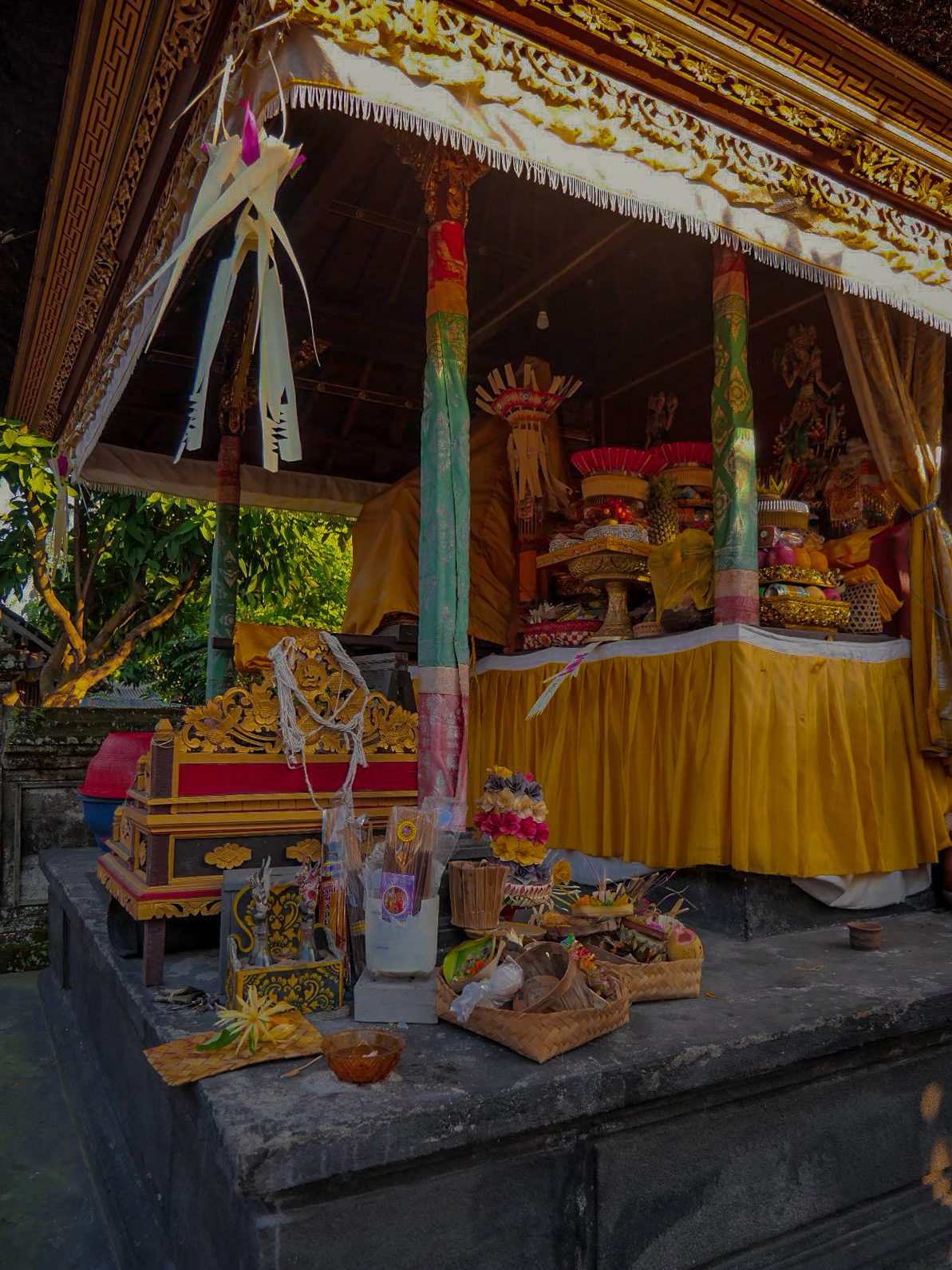 decorazioni-tempio-famiglia-balinese-galungan